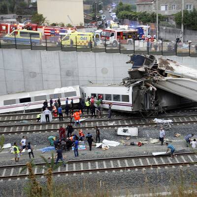 Hochgeschwindigkeitszug entgleist im spanischen Pilgerort Santiago 