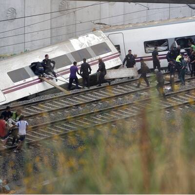 Hochgeschwindigkeitszug entgleist im spanischen Pilgerort Santiago 
