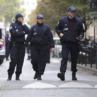 Mann mit Pumpgun macht Paris unsicher