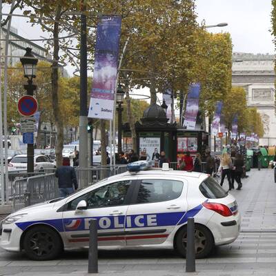 Mann mit Pumpgun macht Paris unsicher