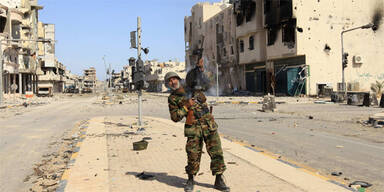 Gaddafis Leiche in Lagerhalle