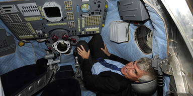 deutsche Astronaut Ulf Merbold in Sojus TM-19 Raumkapsel