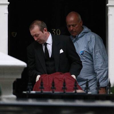 Die Leiche von Amy Winehouse wird aus ihrem Haus gebracht