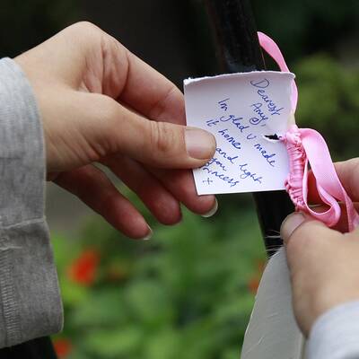 Die Leiche von Amy Winehouse wird aus ihrem Haus gebracht