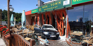 Pkw kracht durch Gastgarten in Restaurant