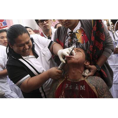 Horror-Szenen von Vegetarier-Fest auf Insel Phuket