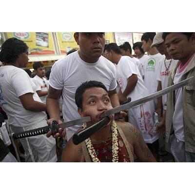 Horror-Szenen von Vegetarier-Fest auf Insel Phuket