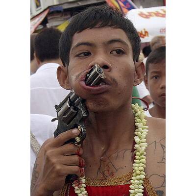 Horror-Szenen von Vegetarier-Fest auf Insel Phuket