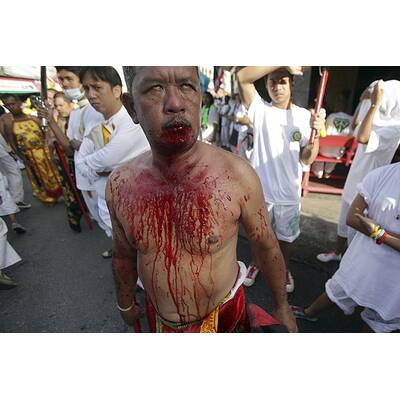 Horror-Szenen von Vegetarier-Fest auf Insel Phuket