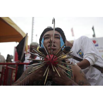 Horror-Szenen von Vegetarier-Fest auf Insel Phuket