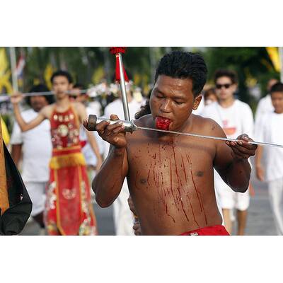 Horror-Szenen von Vegetarier-Fest auf Insel Phuket