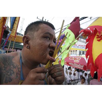 Horror-Szenen von Vegetarier-Fest auf Insel Phuket