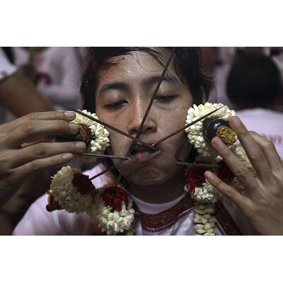 Horror-Szenen von Vegetarier-Fest auf Insel Phuket