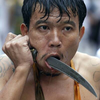 Horror-Szenen von Vegetarier-Fest auf Insel Phuket