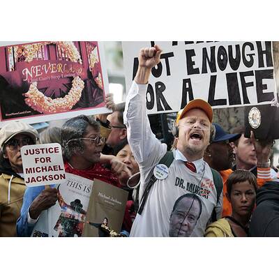 Jacksons Familie betritt das Gerichtsgebäude