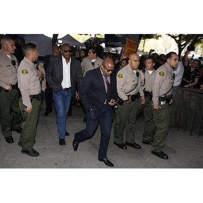 Jacksons Familie betritt das Gerichtsgebäude