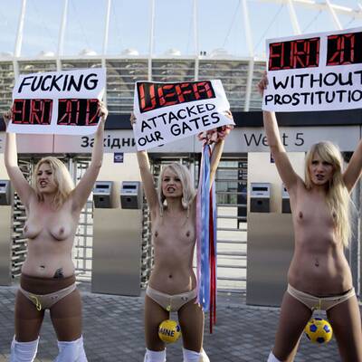 Nackt-Protest vor der EM-Auslosung