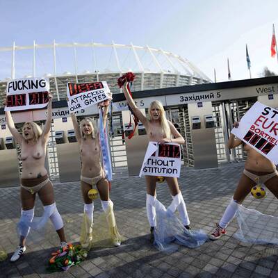 Nackt-Protest vor der EM-Auslosung