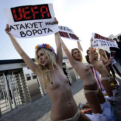 Nackt-Protest vor der EM-Auslosung