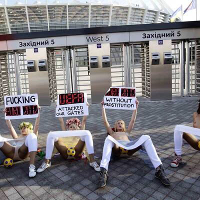 Nackt-Protest vor der EM-Auslosung
