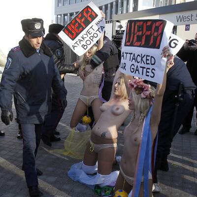 Nackt-Protest vor der EM-Auslosung