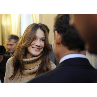 Schöne Mama in Wollpullover