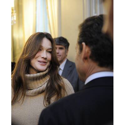 Schöne Mama in Wollpullover