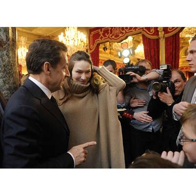 Schöne Mama in Wollpullover