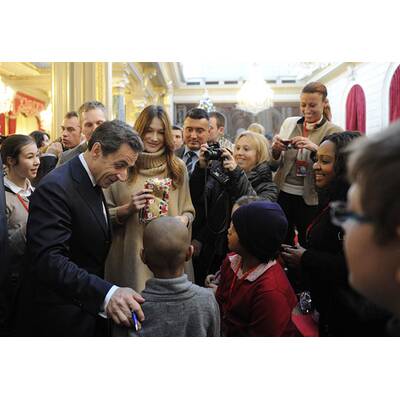 Schöne Mama in Wollpullover