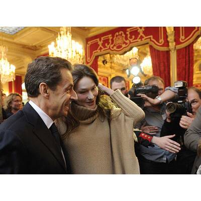 Schöne Mama in Wollpullover