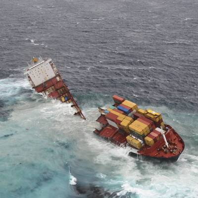 Vor Neuseeland havariertes Containerschiff bricht auseinander