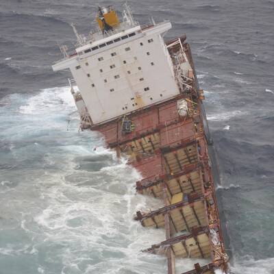 Vor Neuseeland havariertes Containerschiff bricht auseinander