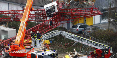 Baukran stürzt auf Supermarkt - ein Toter