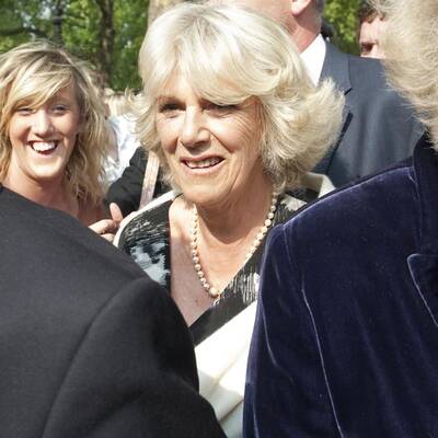 Camilla, die Duchess of Cornwall, spaziert durch die Menge