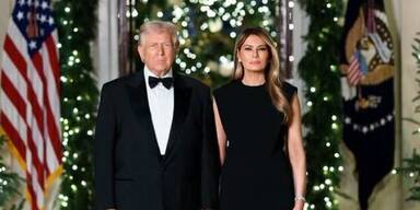 "Weihnachtsgr&uuml;&szlig;e": Trump & Melania mit ernster Miene