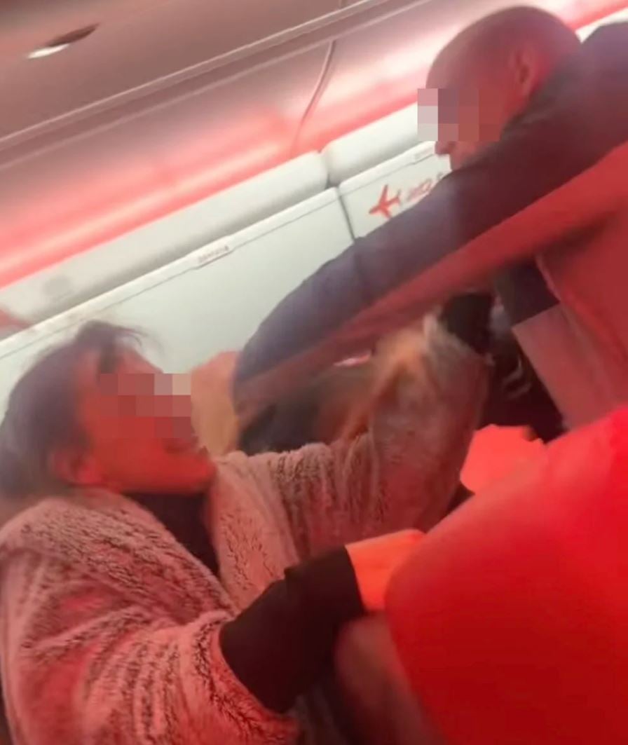 Massenschlägerei im Flieger: Notlandung nötig