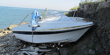 Betrunkene rasen mit Motorboot in Damm