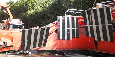 A8: Lkw verliert Glasplatten – 2 Tote