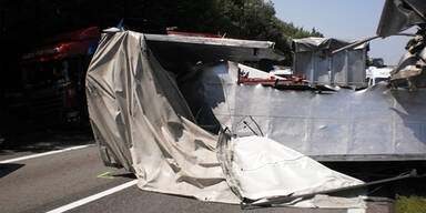 A8: Lkw verliert Glasplatten – 2 Tote