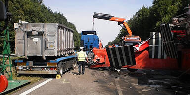 A8: Lkw verliert Glasplatten – 2 Tote