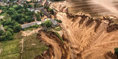 riesiges loch nach flut