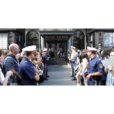 Rihanna-Fans vor dem Hotel Sacher 