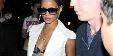 Sexy Rihanna feiert im BH
