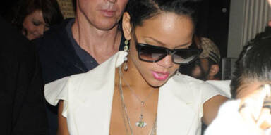 Sexy Rihanna feiert im BH