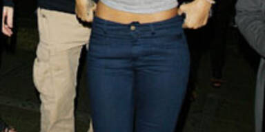 Sexy Rihanna feiert im BH