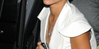 Sexy Rihanna feiert im BH