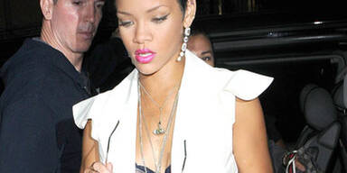 Sexy Rihanna feiert im BH