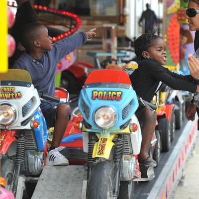 Madonna-Kinder am Jahrmarkt
