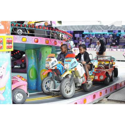 Madonna-Kinder am Jahrmarkt