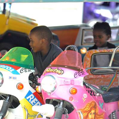 Madonna-Kinder am Jahrmarkt